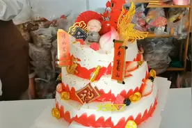 一个12寸10寸8寸的3层蛋糕，老板要400元，做法超简单，看值不值