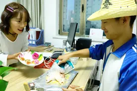 学生不写作业，老师要求用熨斗和锡纸做菜，没想学生做了一盘烤肉视频封面