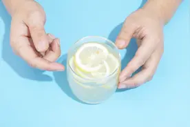 脸上长脂肪粒别用针挑，教你一个土办法，轻松去除脂肪粒，太棒了