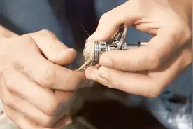 德国水电师傅装角阀不用生料带却缠上麻丝 这工艺落后不