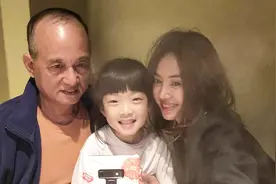蔡依林非常罕见的晒家人合照 父亲姐姐眉眼相似视频封面