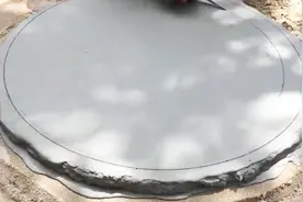 水泥浆铺在地面画一个圆，将其雕刻风干后，才明白到底用来干什么