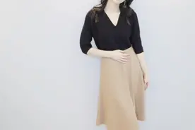 穿搭教程：黑色V领上衣，搭配驼色短裙，优雅迷人特显气质