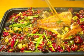 不用火烤不油炸，怎样在家做烤鱼？阿飞买4斤黑鱼，秘制家常烤鱼