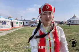 草原女汉子教南方妹子骑马，出意外被马摔下地，下马后腿软合不上视频封面