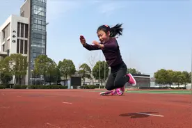 六岁女儿立定跳远竟然达到1米40以上，玩是孩子的天性，不要阻止