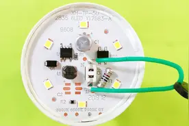 为什么用手摸着LED灯会亮，一松开就不亮了？这种故障其实很少见