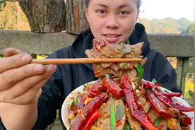 干完活一盆白菜一个猪肝，加半斤辣椒，超辣下饭女汉子能吃两大碗