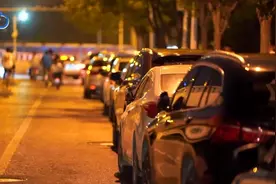 夜市停车有人情味！天津这几个夜市临时停放车辆免费，不去逛逛？