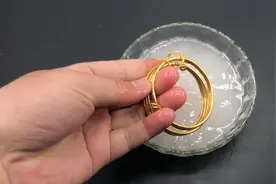 金首饰戴久了发黑，教你清洗妙招，不用去金店，比新买的还光亮