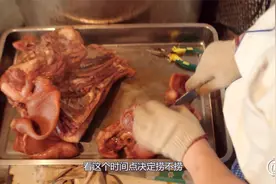 大叔经营的猪头肉生意火爆，今天揭秘制作技艺，工序十分复杂