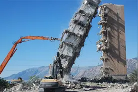 挖机拆除建筑瞬间，拆掉大楼的最后一根稻草视频封面