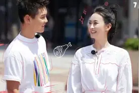 王艳罕见带儿子参加综艺，15岁叛逆球球变化大，跟妈妈身边显乖巧视频封面
