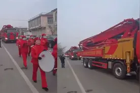 山东济南惊现泵车队接亲，扎红花贴囍字，网友：真“壕气十足”！