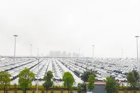 实拍实力雄厚的重庆长安福特汽车厂，停车场的场面太大了视频封面