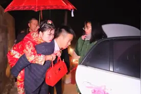 贵州一姑娘出嫁，离别时好不舍，和妈妈抱头痛哭，看着好心酸视频封面