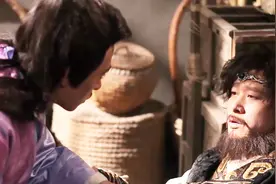 小伙穿越到唐代，套路程咬金孙子当劳动力，直接把他累瘫在地上！视频封面