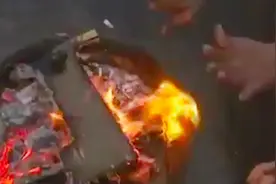 超强寒潮袭击印度一天冻死40多人 居民被迫街头烤火取暖视频封面