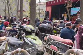 河南农村庙会唱戏，1千三一场的戏曲一连唱3天，来听一段唱功咋样视频封面