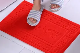 地垫脏了清洗太麻烦？邻居大姐支了一招，只需两步，地垫干净如新视频封面