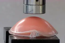 隆胸用的硅胶假体质量如何？用液压机测试，结局实在太过瘾！视频封面