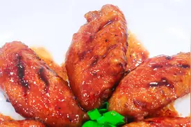 可乐鸡翅用不用先焯水？厨师长演示正确做法，鲜嫩入味软烂脱骨