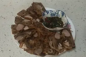 用肉皮加上瘦肉做出的肉皮冻非常好吃，下酒又下饭