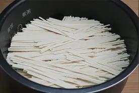 这才是懒人面条做法，电饭煲里一放，不加水和油，简单又好吃视频封面