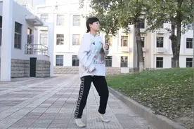 最近很火的减肥动作，原地竞走5分钟，经络通畅，身体越来越轻松视频封面