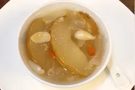 百合炖雪梨，润肺止咳，滋阴安神，特别适合秋冬季节调理，很养人