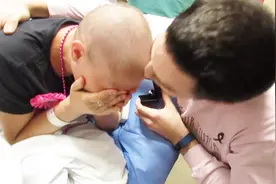 相信爱情！美国男子在癌症女友化疗最后一天向她求婚视频封面