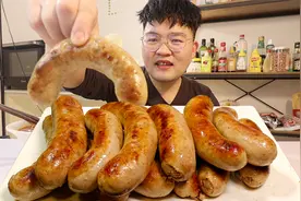 这种烤肠适合大口吃，最好是刚出锅就吃，做法简单，拿走不谢