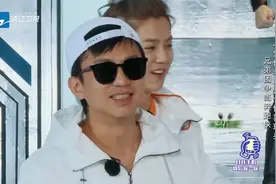 明星搞笑娱乐：陈赫邓超粘性拖鞋闯关鞋底跑穿笑翻众人！视频封面