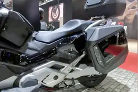 本田新款佛沙踏板车，排量745，配ABS，油耗3.6，长途摩旅首选视频封面