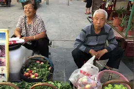 渭南大荔大妈夜市卖油桃：家里种了8亩地桃子，听听多钱一斤视频封面