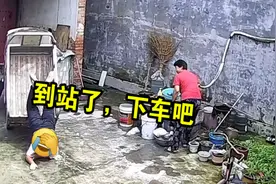 小三轮承受得太多了！男孩爬上三轮车后翻车，家人们反应太真实视频封面