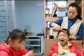 热情好客的女儿邀请同学到家做客，两人玩的开心，同学说下次还来视频封面