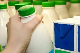 疫情期间牛奶过剩，美国奶农被迫倒掉牛奶！网友：历史课本重现了