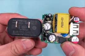 拆解小米5原装充电器，看看4年前旗舰手机充电器做工是啥样？视频封面