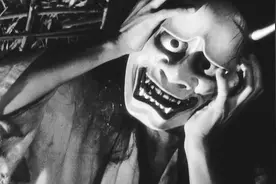 女人带着面具装神弄鬼，却发现面具摘不下了，这下悲剧了视频封面