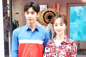 胡冰卿陈星旭恋情曝光？街头穿“情侣装”甜蜜牵手