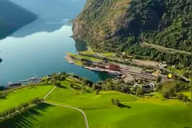 我们走过了许多弯路。但错误常常是正确的先导。--毛泽东