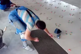 国外工人是这样铺地砖的，每小时贴40平方，工人师傅爱不释手