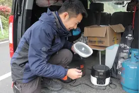 自驾游为了节省钱，小伙网购车载电饭煲，简直是穷游神器视频封面