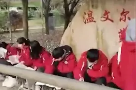 江西万载学生不交托管费被赶出教室，老师：发了文件，学生可自愿视频封面
