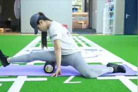 如何去拉伸放松大腿后侧肌肉？健身美女分享泡沫轴的训练方法