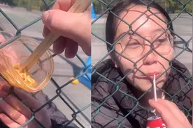 女大学生篮球场接不了外卖，要求外卖小哥喂自己，网友：必须好评视频封面