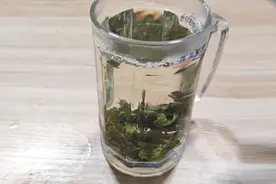泡茶时，茶叶的第一泡到底能不能喝？种茶的朋友说的，涨知识了视频封面