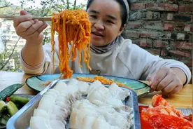 苗大姐火鸡面配五花肉，再加泡菜，韩氏吃法味道独特视频封面
