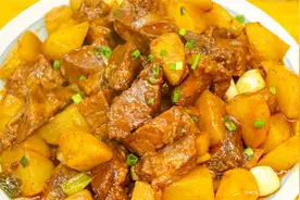 10分钟成菜的土豆炖牛腩，软烂入味不塞牙，过年待客首选菜